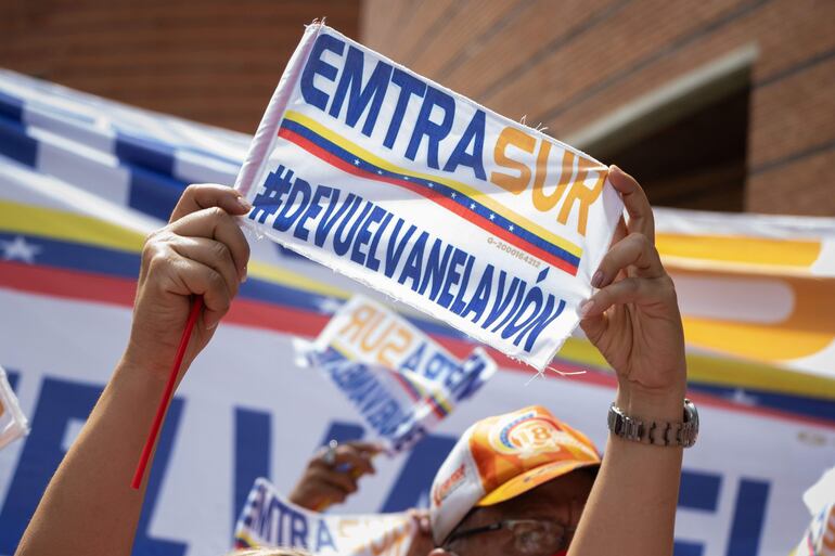 Trabajadores de la aerolínea venezolana Conviasa se manifiestan frente a la sede de la Embajada de Argentina, hoy en Caracas (Venezuela). Una delegación de la Asamblea Nacional (AN, Parlamento) de Venezuela entregó este jueves en la Embajada de Argentina en Caracas un documento en rechazo al "secuestro" del avión venezolano-iraní retenido en ese país desde junio por posibles vínculos con el terrorismo internacional. 
