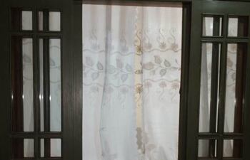 La ventana violentada por los malvivientes para sustraer los objetos de valor.