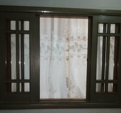 La ventana violentada por los malvivientes para sustraer los objetos de valor.