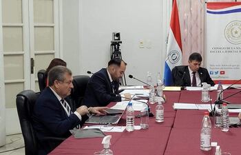 El ministro Eugenio Jiménez Rolón, Jorge Bogarín Alfonso y Oscar Paciello Samaniego, en la sesión extraordinaria del Consejo de la Magistratura.