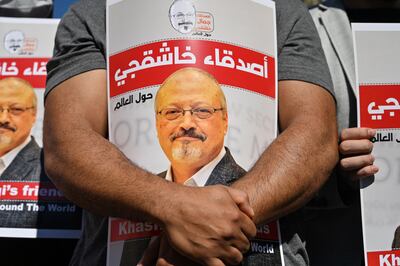 En esta foto de archivo tomada el 2 de octubre de 2020, amigos del periodista saudí asesinado Jamal Khashoggi sostienen carteles con su foto mientras asisten a un evento que marca el segundo aniversario de su asesinato frente al Consulado de Arabia Saudita en Estambul.