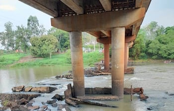 La desaparición se produjo ayer, poco después de las 15:00 cerca de este puente situado en Presidente Franco.
