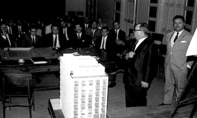 Presentación de la maqueta del moderno hotel que se había proyectado frente al Panteón de los Héroes.