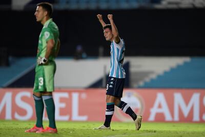 Tomás Chancalay (d) de Racing Club celebra un gol hoy, en un partido de la Copa Libertadores entre Racing Club v Sporting Cristal en el estadio Presidente Perón en Avellaneda (Argentina).