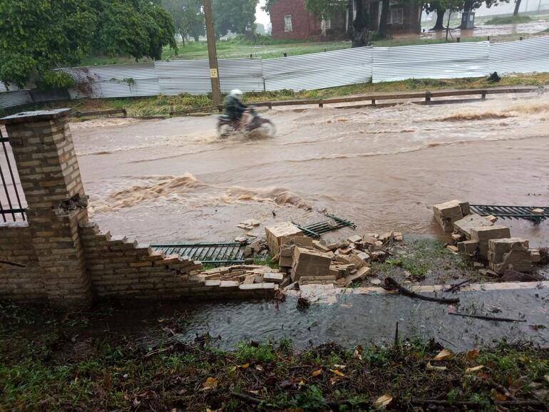 La muralla de la congregación de las hermanas miguelitas del barrio San Jorge se desplomó durante la tormenta de hoy miércoles.