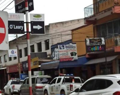 El local asaltado está en una avenida muy concurrida.