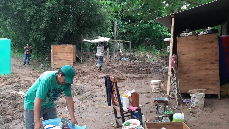 En plena mudanza de seis familias que por ahora son reubicadas en lo que fue la discoteca Caracol,