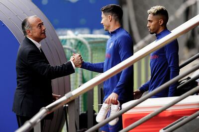 Robert Lewandoski y Raphinha (d) y el vicepresidente deportivo , Rafel Yuste (i) previo al entrenamiento del primer equipo del FC Barcelona
