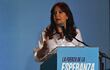 La vicepresidente de Argentina, Cristina Fernández de Kirchner, acusa a un tribunal de "pelotón de fusilamiento". (AFP)