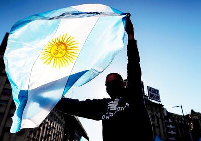 Pese al alza de los contagios, los argentinos salieron a las calles a protestar contra la extensión de la cuarentena en su país.