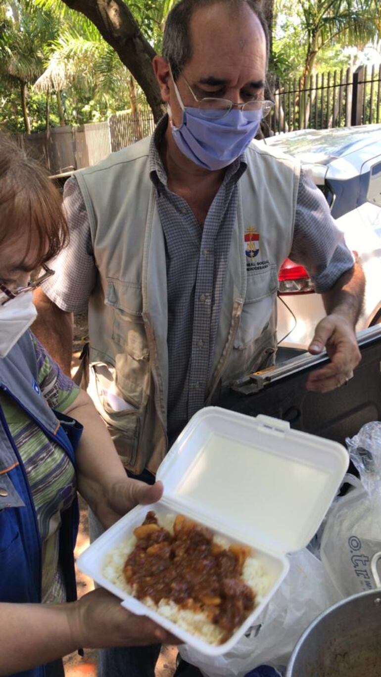 Cerca de 100 platos son llevados a diario hasta el Ineram para los familiares de pacientes covid.