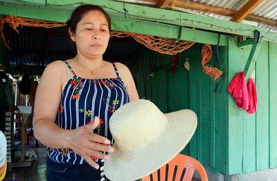 Eulalia Báez exhibe el sombrero  terminado y listo para la venta. Los grandes comercializan a G. 40.000 y los pequeños a G. 35.000.