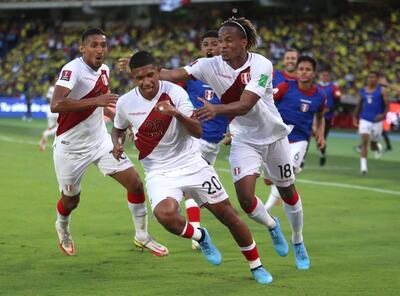 Todos quieren abrazar a Edison Flores (c), autor del gol de la victoria de Perú en Colombia.