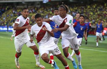 Todos quieren abrazar a Edison Flores (c), autor del gol de la victoria de Perú en Colombia.