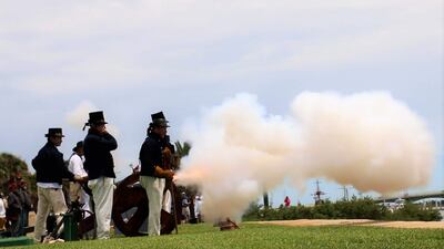 Cañones estallan para celebrar el momento de transferencia de las banderas española y estadounidense durante el acto que conmemora el Tratado de Transcontinentalidad en virtud del cual la Corona española cedió la Florida a los entonces jóvenes Estados Unidos de América hoy, en San Agustín, Florida (EE.UU.).