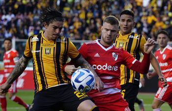 AMDEP494. LA PAZ (BOLIVIA), 04/04/2023.- Gonzalo Castillo (i) de The Strongest disputa un balón con Lucas Beltrán de River hoy, en un partido de la fase de grupos de la Copa Libertadores entre The Strongest y River Plate en el estadio Hernando Siles en La Paz (Bolivia). EFE/ Javier Mamani