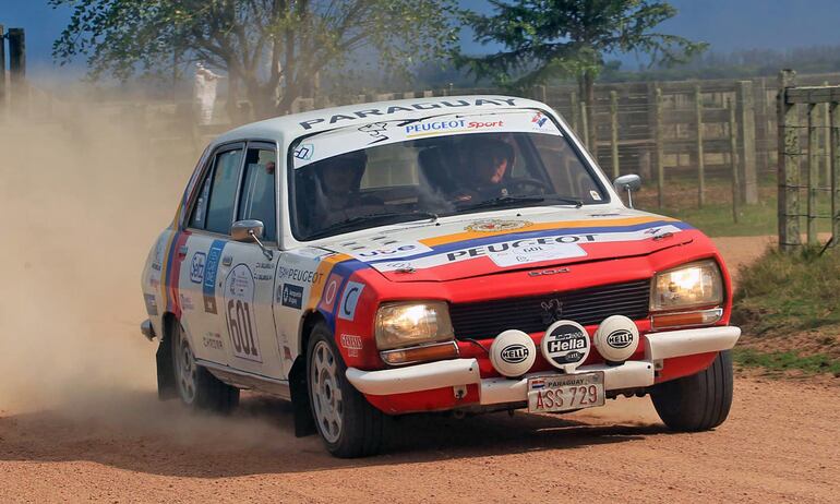 Jacques y Sergio Balansa, con el Peugeot 504 de 1978, se destacaron ayer en la Etapa 4 al ganar la categoría F.
