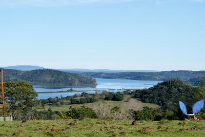 El centro turístico y de deportes extremos “Museo del Árbol” en pleno, con una vista impresionante del río Paraná y un verdor exuberante.