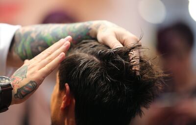 El cabello indómito se puede arreglar con "styling glue", frotando una pequeña cantidad en las palmas de las manos para aplicarla en el cabello seco.