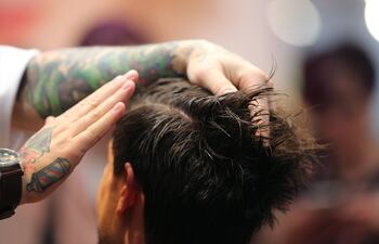 El cabello indómito se puede arreglar con "styling glue", frotando una pequeña cantidad en las palmas de las manos para aplicarla en el cabello seco.