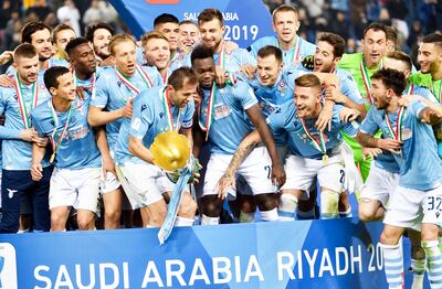 La celebración de los integrantes del equipo de Lazio luego de la premiación como campeones de al Supercopa de Italia, ayer en el estadio de la Universidad King Saud en la capital saudita, Riad.