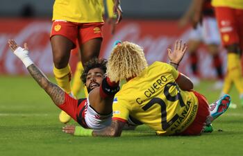 AME9040. QUITO (ECUADOR), 05/04/2023.- Gabriel Barbosa 'Gabi' (i) de Flamengo reclama, en un partido de la fase de grupos de la Copa Libertadores entre Aucas y Flamengo en el estadio Chillogallo en Quito (Ecuador). EFE/ José Jácome