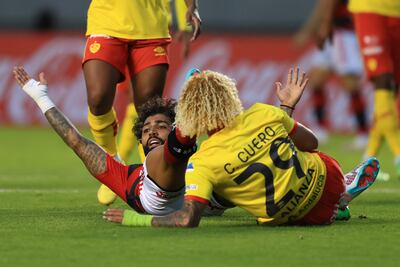AME9040. QUITO (ECUADOR), 05/04/2023.- Gabriel Barbosa 'Gabi' (i) de Flamengo reclama, en un partido de la fase de grupos de la Copa Libertadores entre Aucas y Flamengo en el estadio Chillogallo en Quito (Ecuador). EFE/ José Jácome