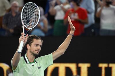 Daniil Medvedev festeja la victoria sobre Felix Auger-Aliassime y, clasificación a las semifinales del Australia Open 2022.