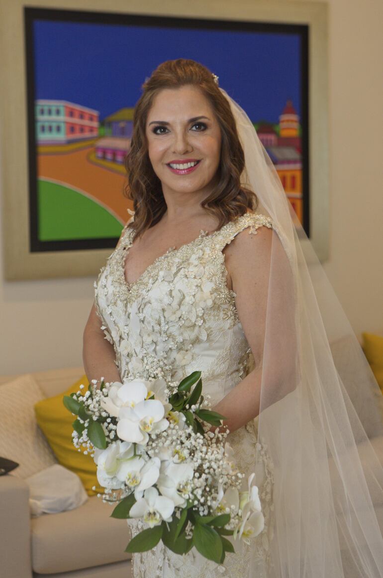 María Elena lució muy elegante con un vestido vanguardista de líneas románticas y bordados en pedrería.