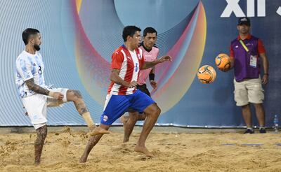 Amado Rolón, autor del tercer tanto pynandi, se apresta  a disparar a la valla argentina.