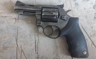 El revólver calibre 38 con el que su- puestamente asesinaron a la víctima de tres disparos. El arma fue  comercializa- da  por el detenido tras el crimen.