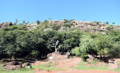 El cerro Yaguarón, que con cada Viernes Santo recibía más de 15.000 turistas, ayer estuvo vacío. Se clausuraron sus accesos.