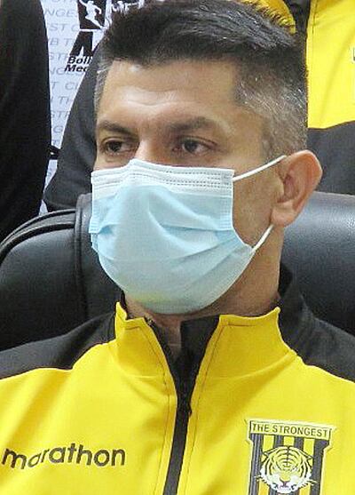 Gustavo Florentín (42 años),  técnico del The Strongest.