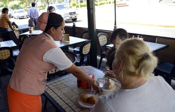 Compatriotas y extranjeros quedan gratamente sorprendidos ante la educación y pulcritud del personal que se encarga de servir las mesas en los locales gastronómicos.