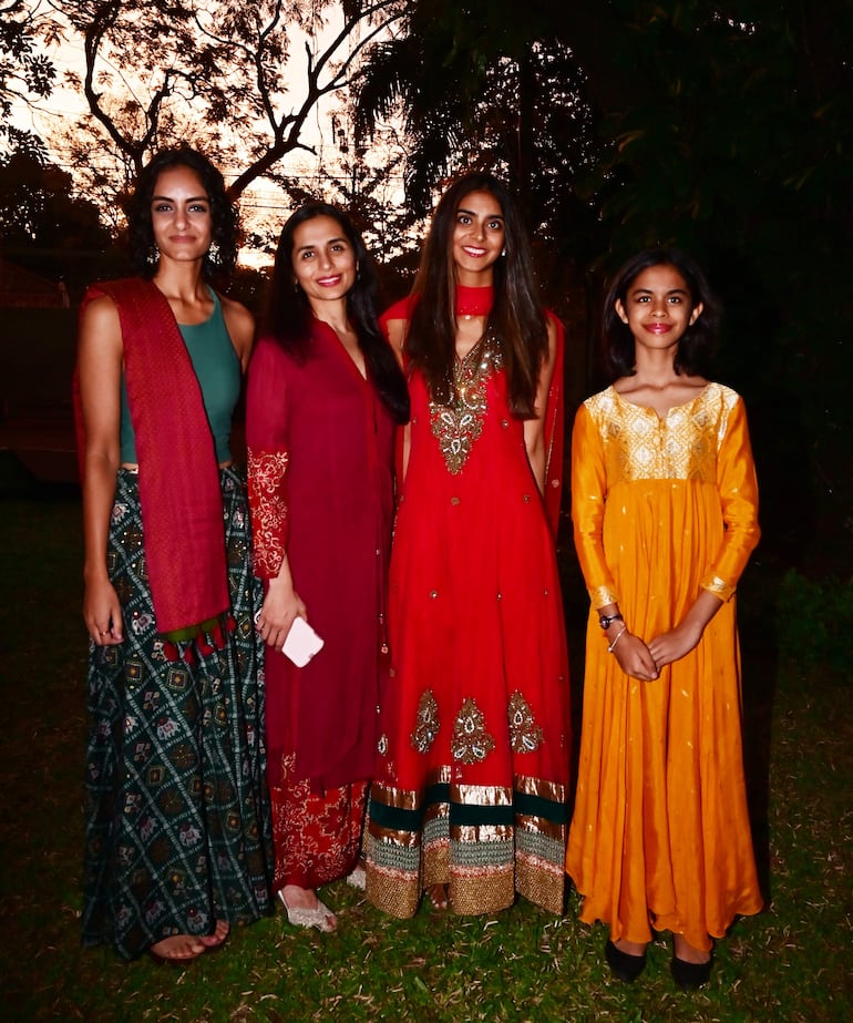 Raveena-Flor Lalwani, Heti Shah, Divina Chandiramani y Ria Shah.