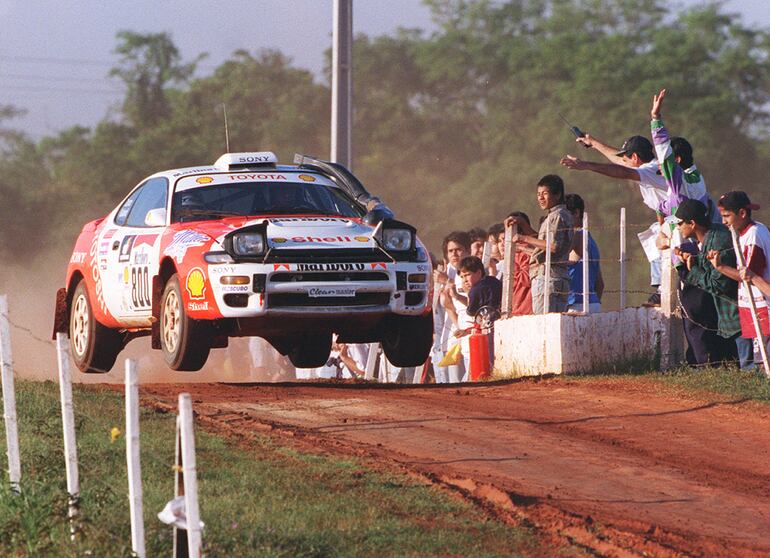Marco Darío Galanti y Carlos Zarca, vitoreado por los aficionados que veían el raudo paso del siempre recordado Toyota Célica ST 185.
