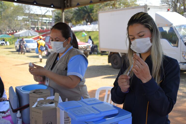 Las enfermeras del Hospital Regional de Villarrica preparan las dosis contra el covid-19 para la inoculación de las personas. 