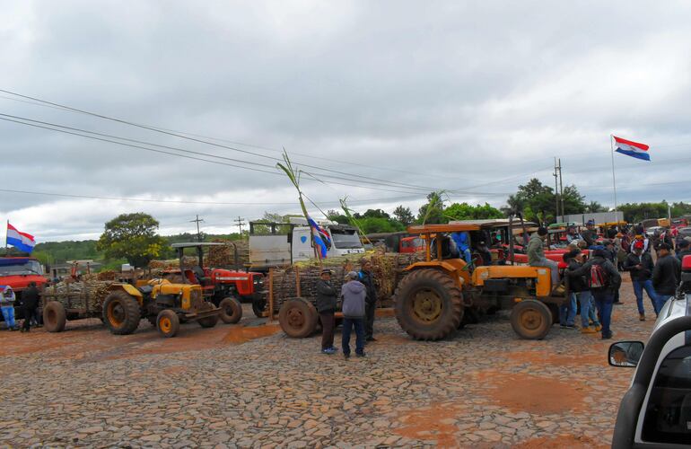 Cerca de 200 camiones y tractores cargados con caña dulce ya están apostados en la explanada de la Planta Alcoholera de Petropar.