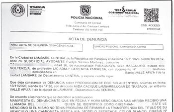 El acta notarial de la supuesta venta en la que aparecían todos los datos fraguados del vehículo.