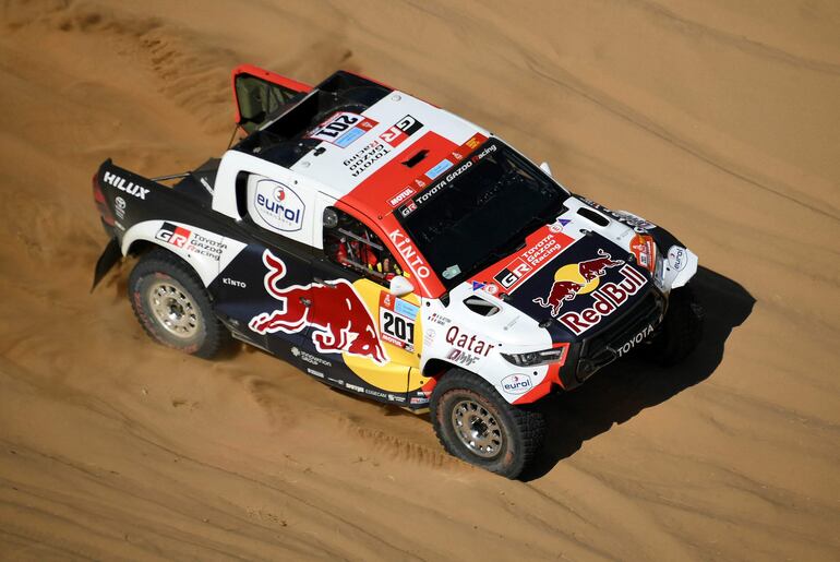 Nasser Al-Attiyah y Mathieu Baumel tuvieron que parar en la Etapa 8 a cambiar un neumático.