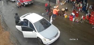 El auto que fue utilizado por los delincuentes durante su asalto.