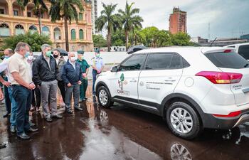 Mario Abdo Benítez verificó vehículos adquiridos para el Ministerio de Agricultura y Ganadería para la extensión y censo agropecuario. Fue este jueves último, en el Litoral del Palacio de López.