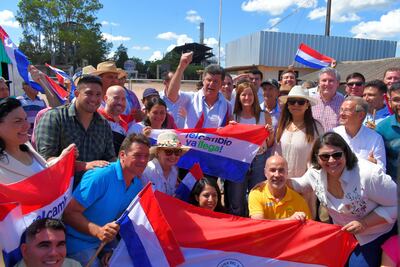Efrain Alegre y Soledad Núñez mantuvieron una reunión con productores frente a la Planta Alcoholera de Petropar.