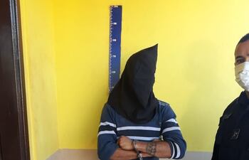 El joven fue detenido en el interior de la vivienda por agentes policiales.