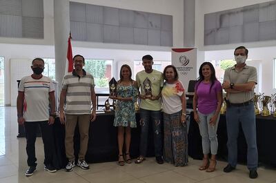 Fátima Romero y Derlys Ayala, los mejores atletas del año, reciben sus premios de  la FPA.