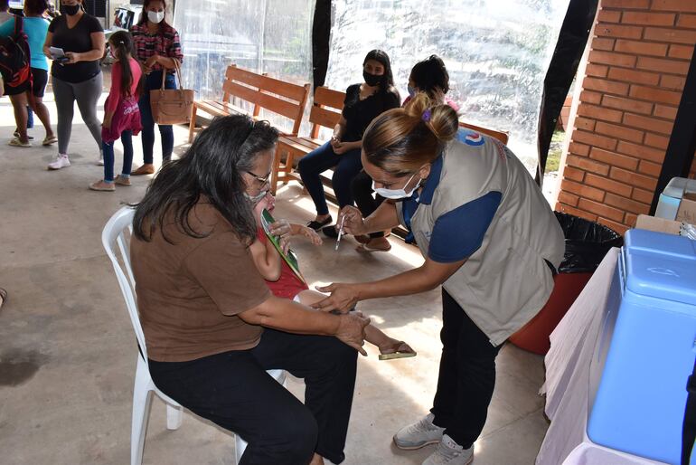 Instan a los padres a llevar a los niños para la vacunación contra el polio, sabín y sarampión, en el centro de salud de San Antonio.