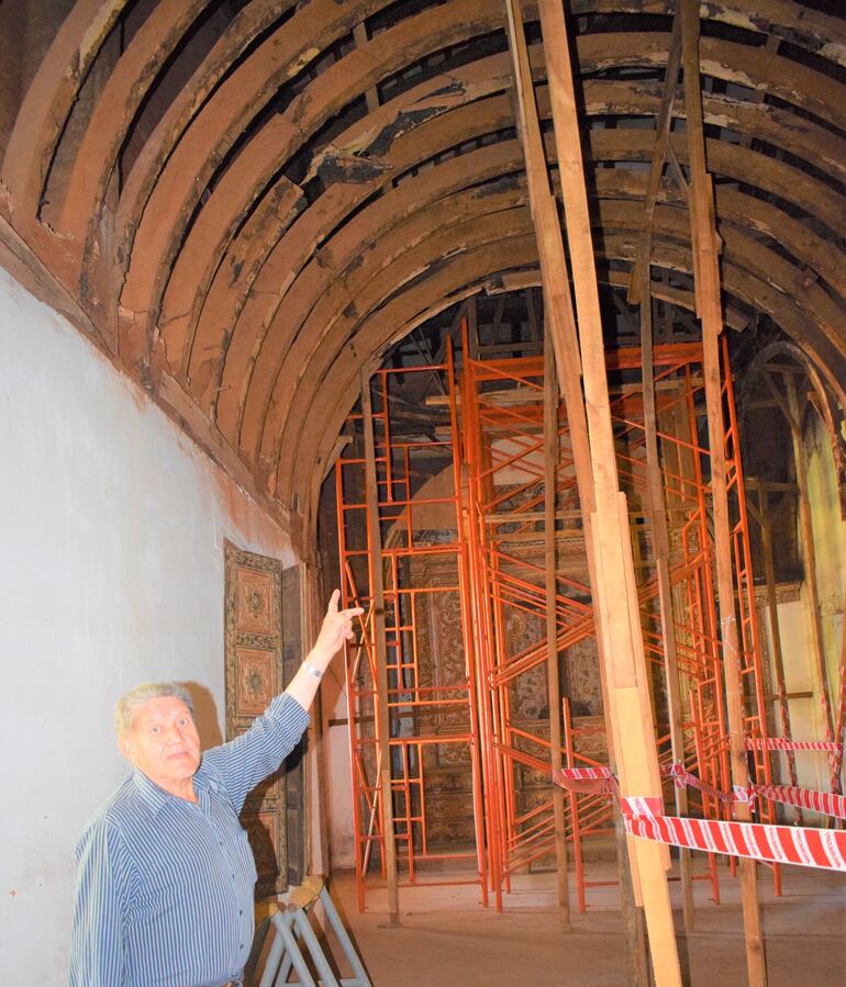 El sacristán Antolín Alemán, muestra las condiciones que quedó la sacristía desmontada y que urge su restauración