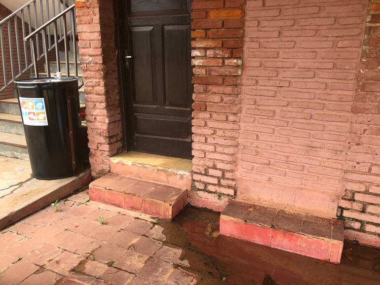 En plena epidemia de dengue, la escuela General Díaz de Concepción tiene charcos de agua estancada. 