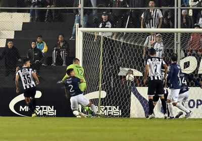 El primer gol de Libertad en camino, tras un tiro libre que pegó en Joel (14) y el autogol.