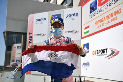 Duerksen llevando en lo alto la bandera paraguaya